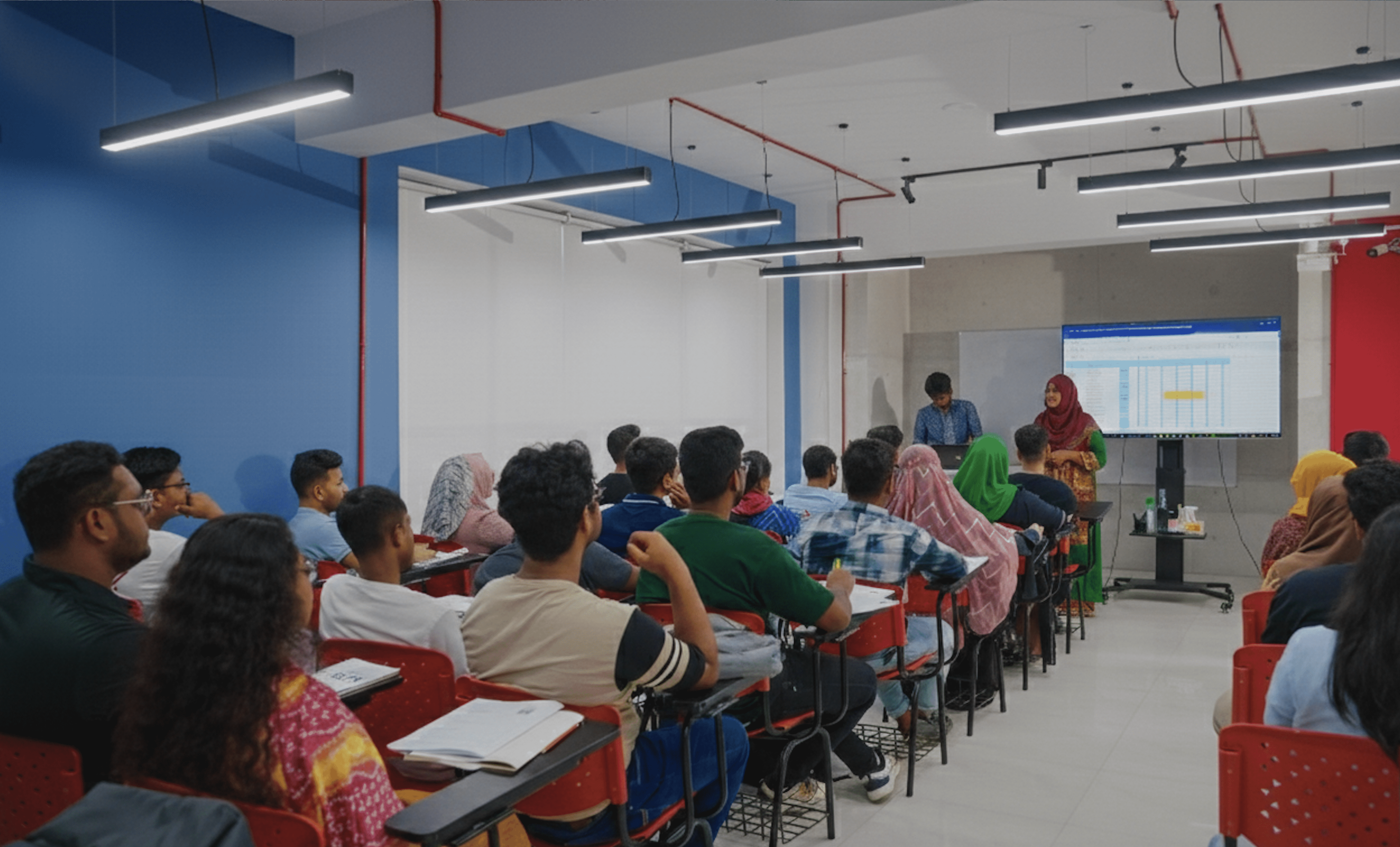 Spoken English এ ফোকাস ও প্র্যাকটিক্যাল ক্লাস